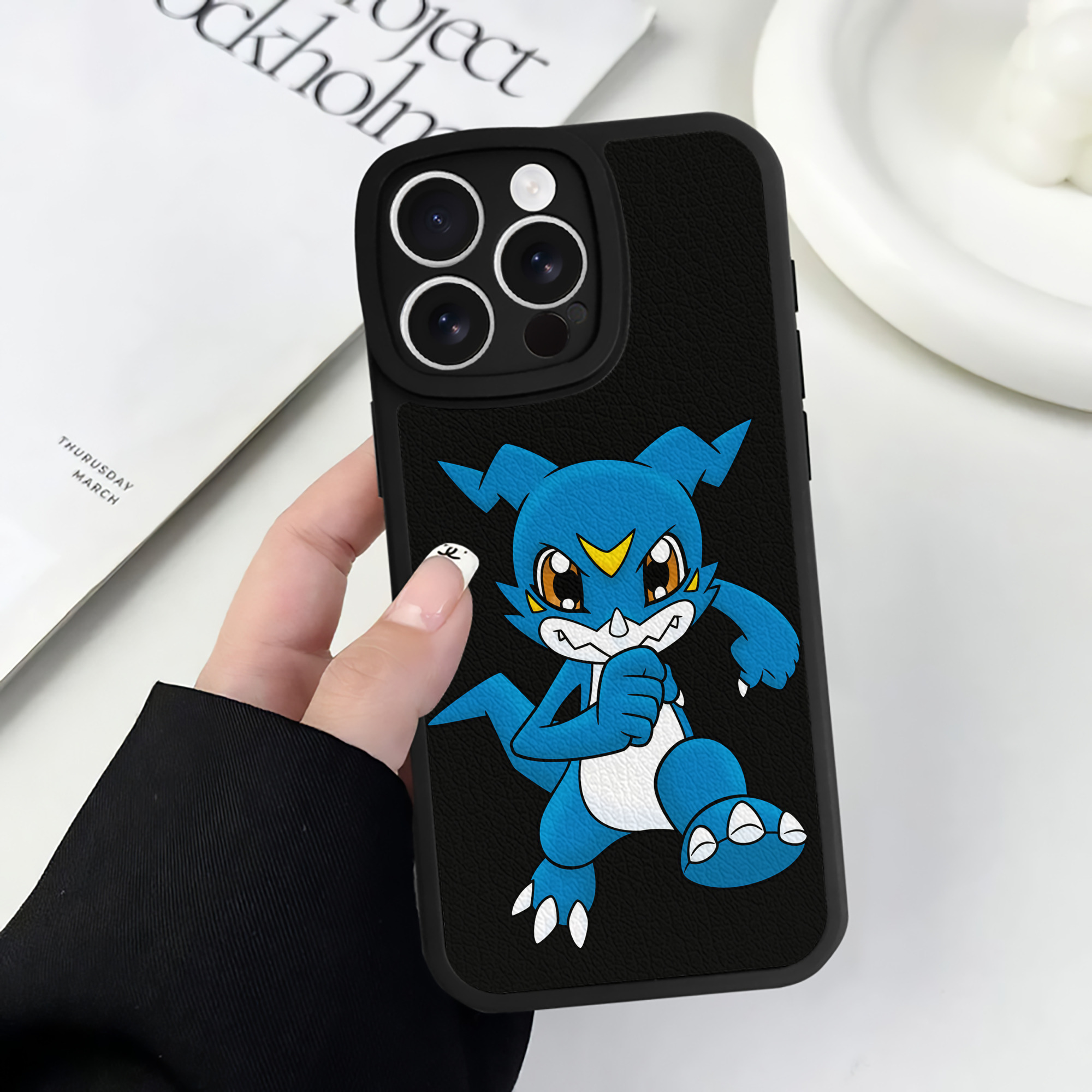（画像用） Digimon デジタルモンスター/デジモン 【iPhone 16シリーズ対応】シリコンスマホケース（レザー調） 材質：シリコン